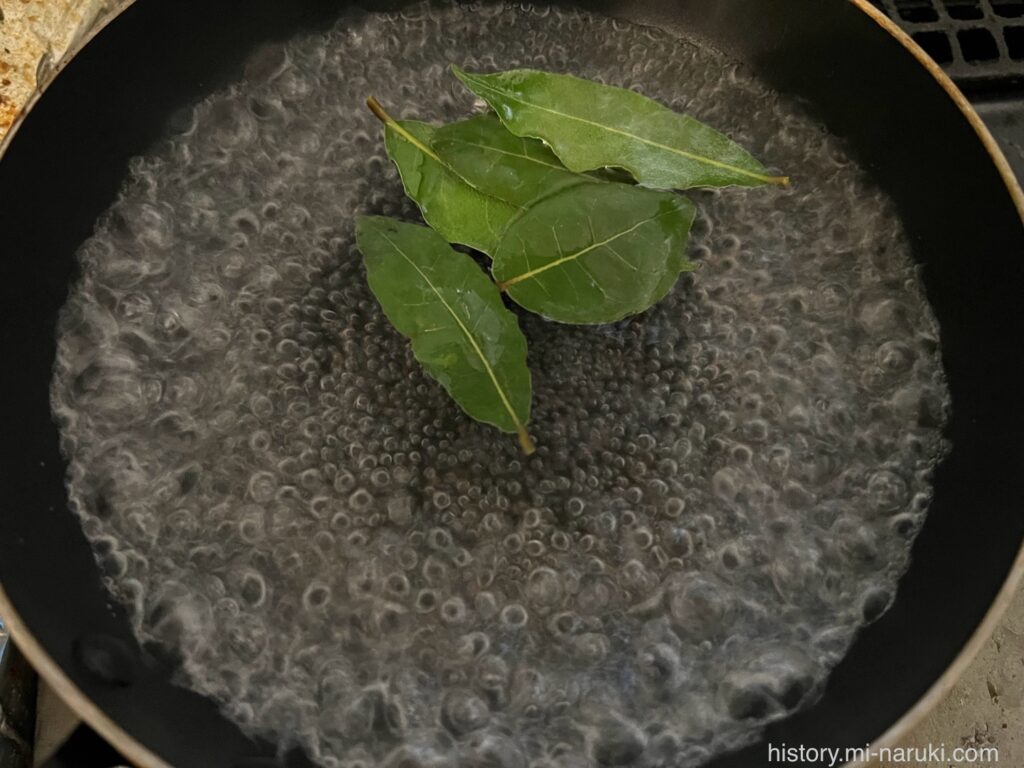 月桂樹の葉を煮る